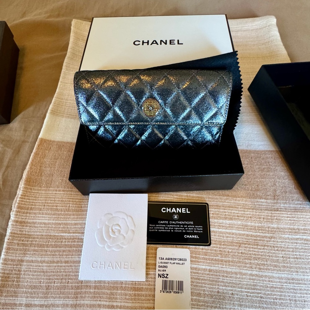 CHANEL Silver Quilted Wallet - Picture 2 of 15